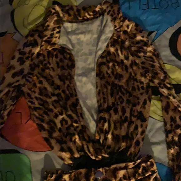 A 2 piece leopard outfit - Picture 2 of 3